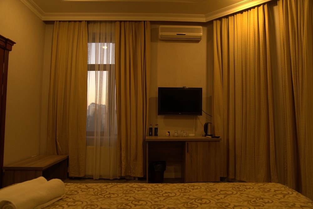 Premier Hotel 66/67