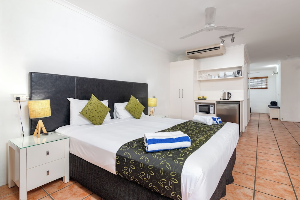Plus, Studio, Double and Twin Beds, Pool View