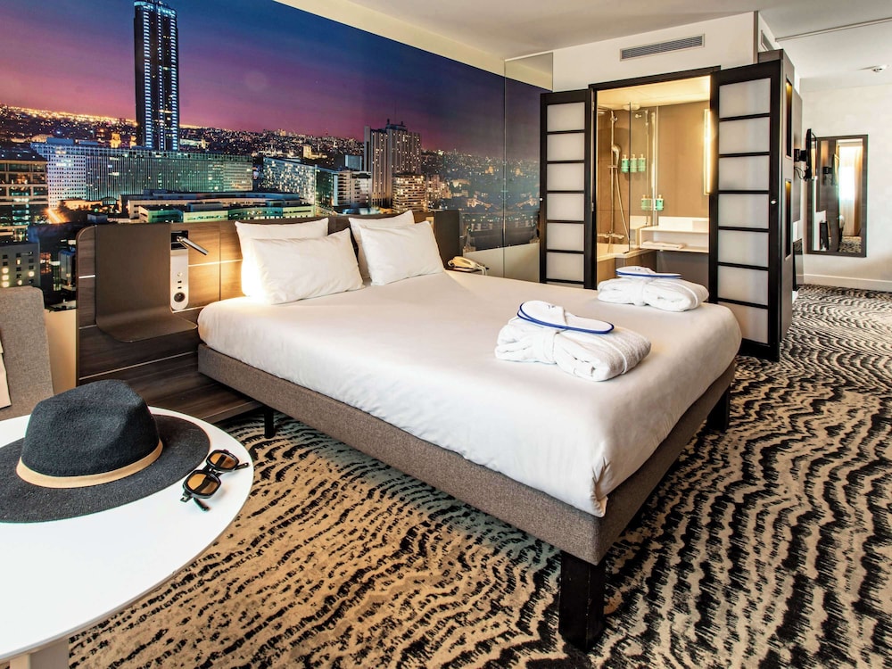EXECUTIVE, QUEEN BED, CITY VIEW, SOFA