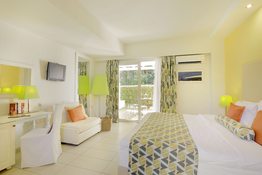 Superior, Triple, Queen Bed, Sofa