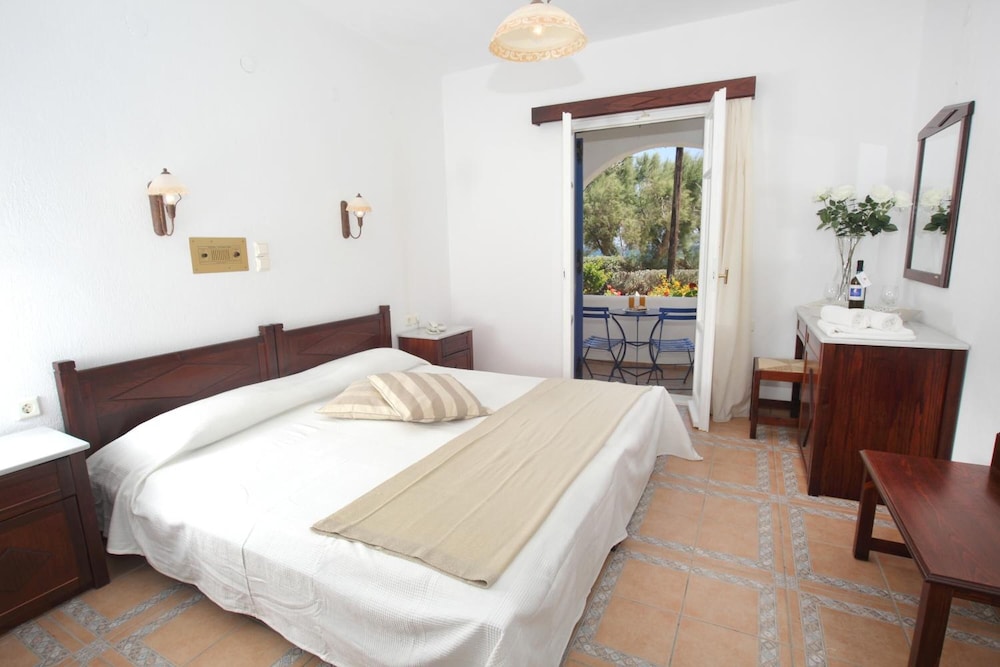 Paros Inn Hotel 12/50