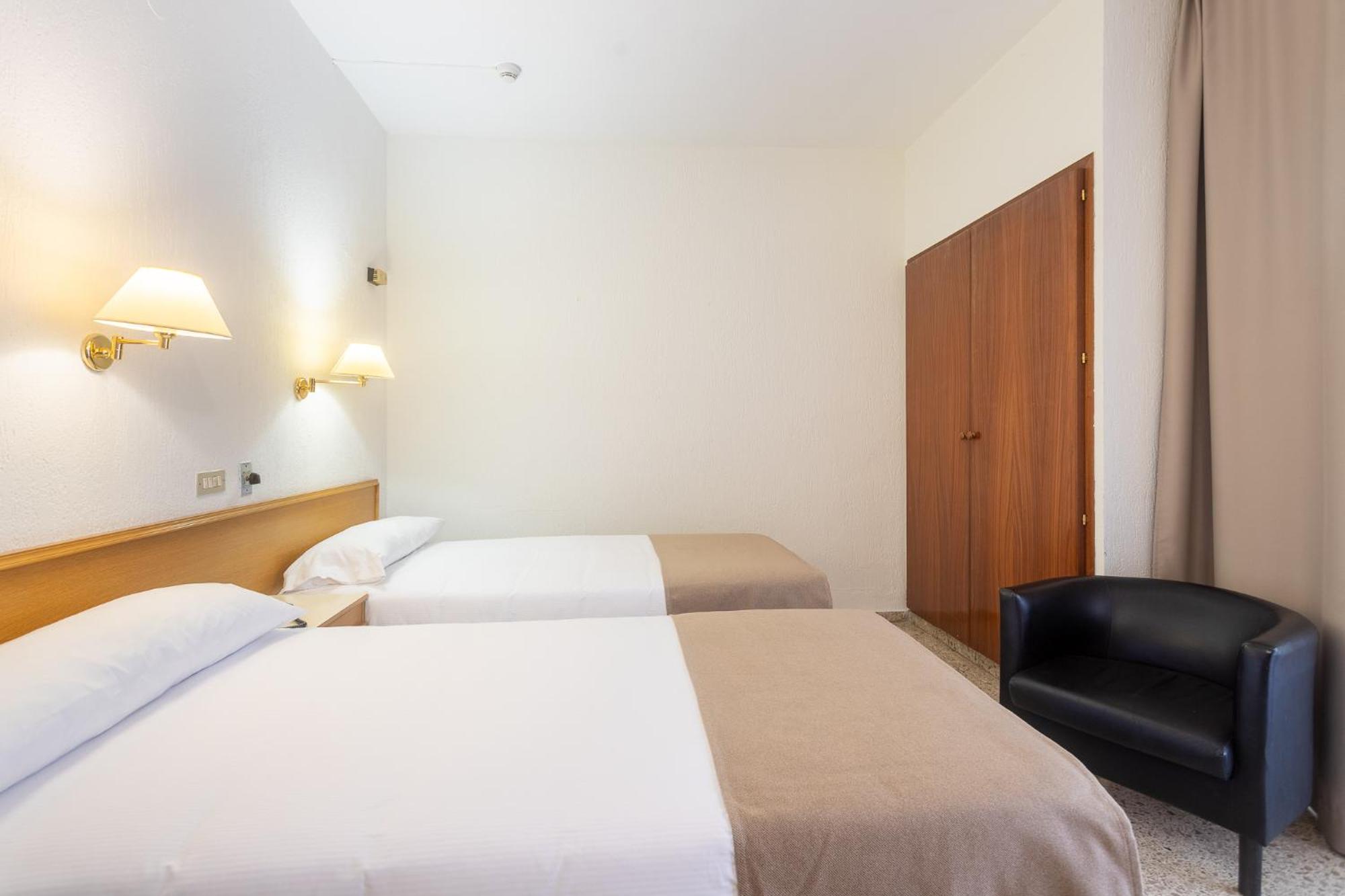 ROOM, TWIN BEDS