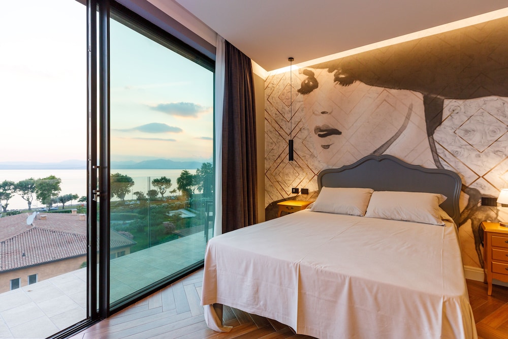 جناح بسرير مزدوج بإطلالة على البحيرة بشرفة مع أريكة، Hotel Ventaglio 3/4