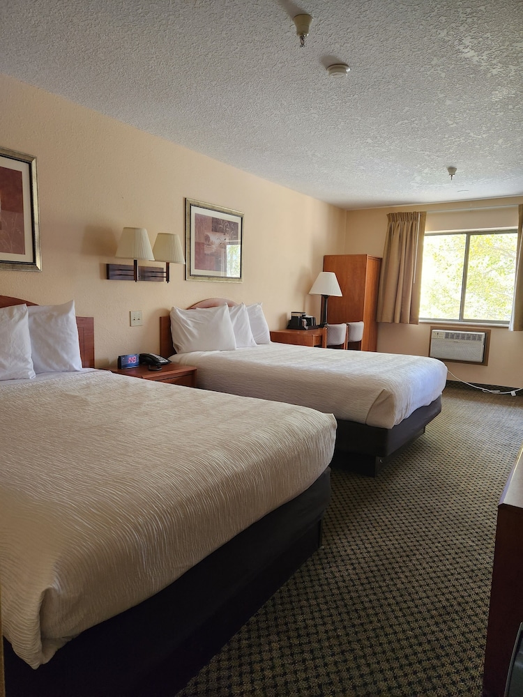 Luxury Inn And Suites 7/75