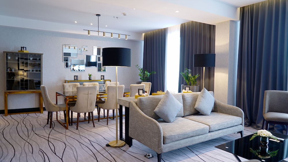 Grand Swiss-Belhotel Darmo 40/62