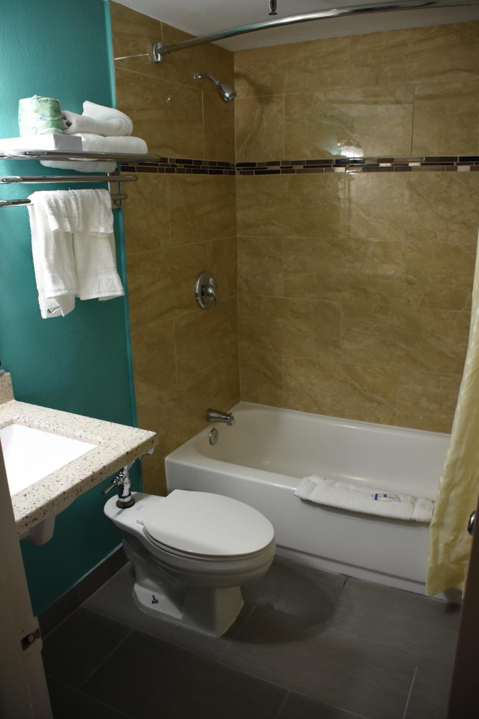 غرفة بسرير كينج للمدخنين، Rodeway Inn Syracuse Carrier Circle 4/4