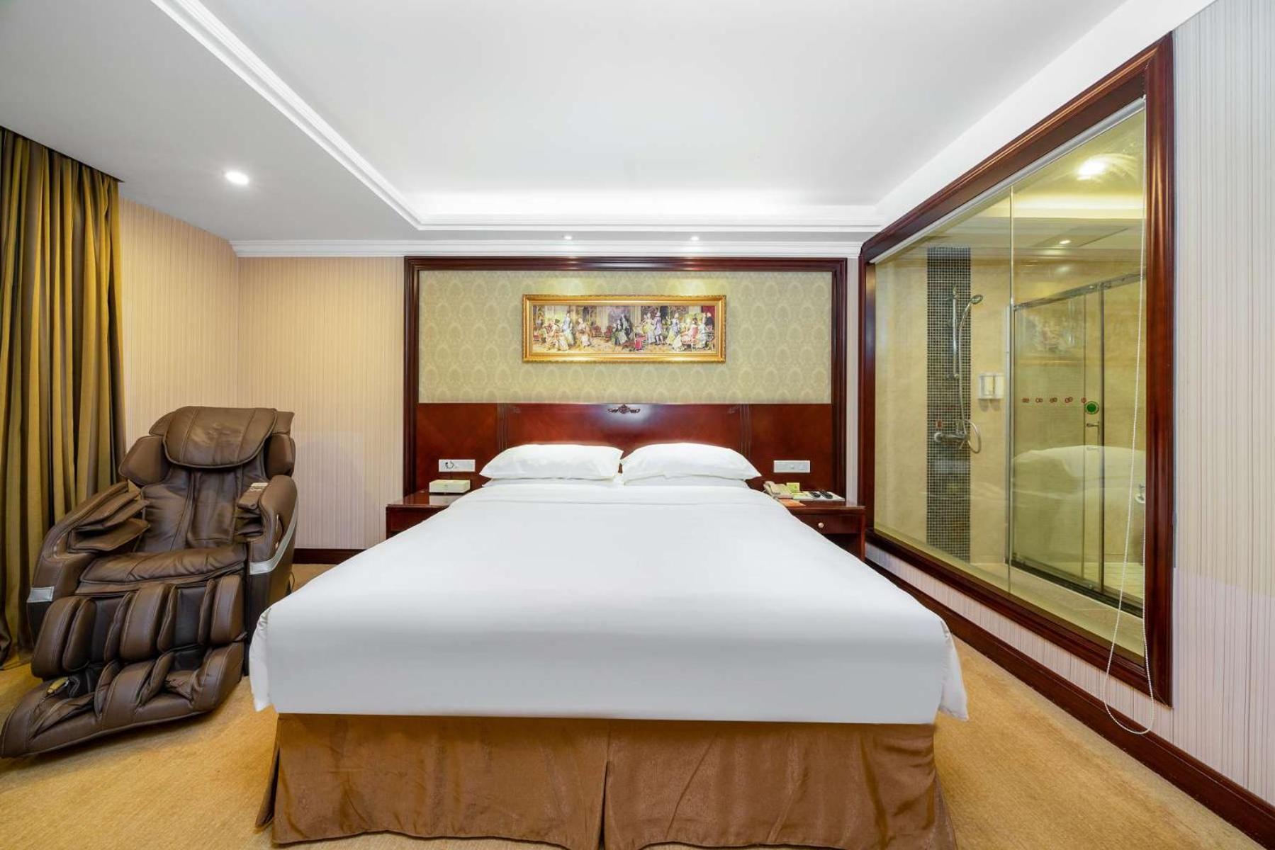 Vienna Hotel (Dongguan Houjie Convention and Exhibition Center) 41/75