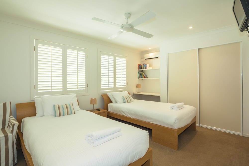 NOOSA ENTRANCE WATERFRONT RESORT 37/80