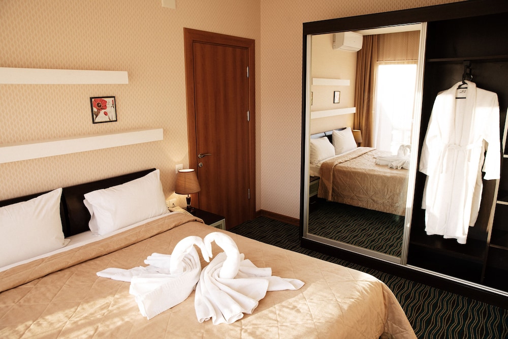 FAMILY SUITE, KING BED, CITY VIEW, SOFA