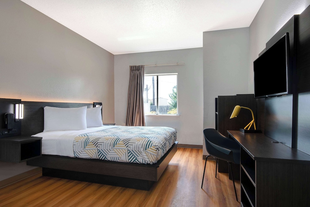 STANDARD, QUEEN BED