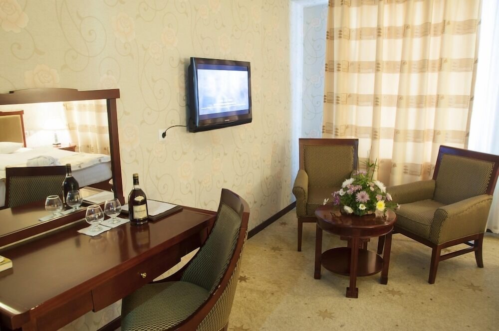 Golden Valley Hotel 18/30