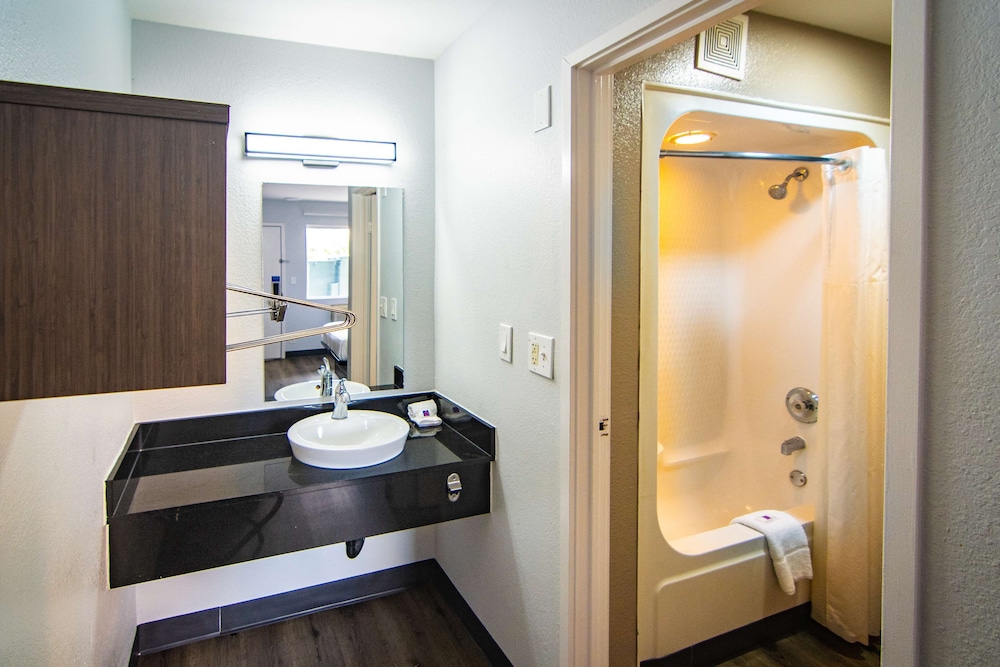2 Full Beds - Premium, Mini Fridge، Motel6 Kissimmee, FL - Orlando 7/9