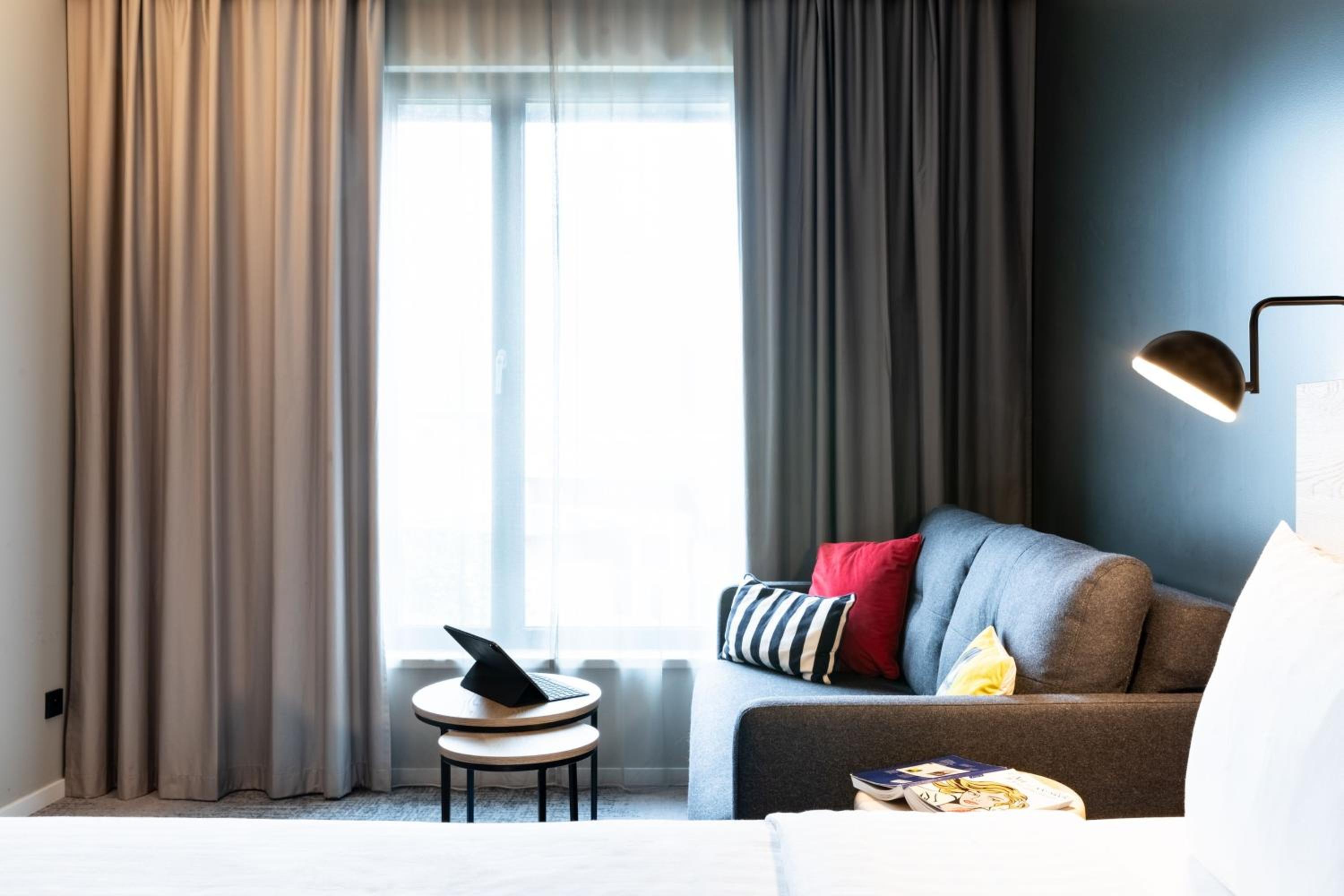 Guest Room, Family, Queen Bed, Sofa, Moxy Paris Val d Europe 3/6