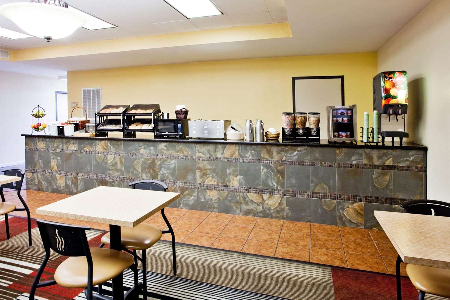 La Quinta Inn & Suites by Wyndham Memphis Airport Graceland 54/71