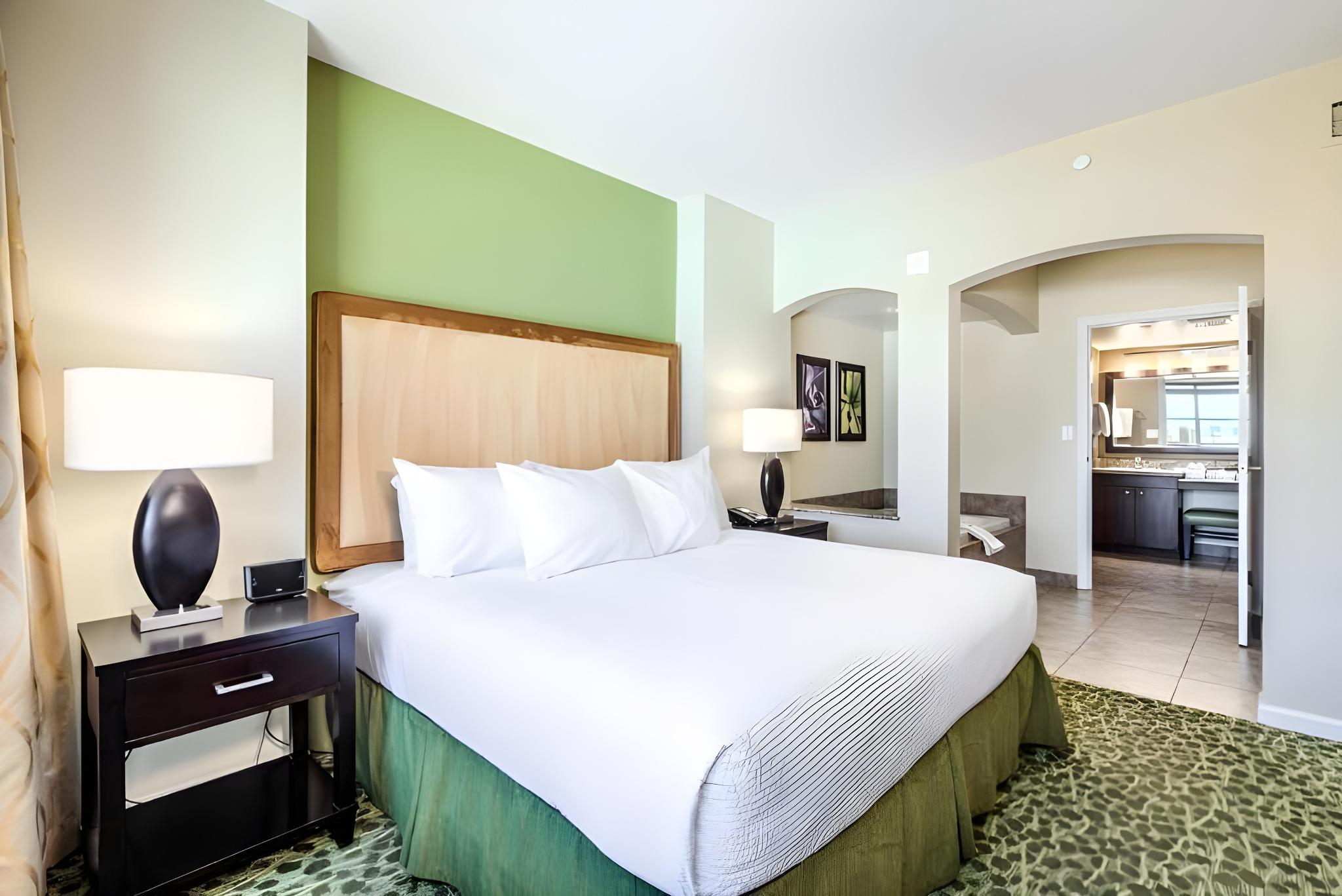 1 BEDROOM, FAMILY, SUITE, POOL VIEW