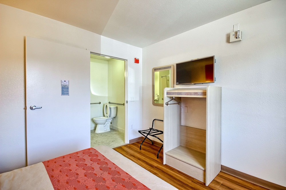 Motel6 Tulare, CA 26/60