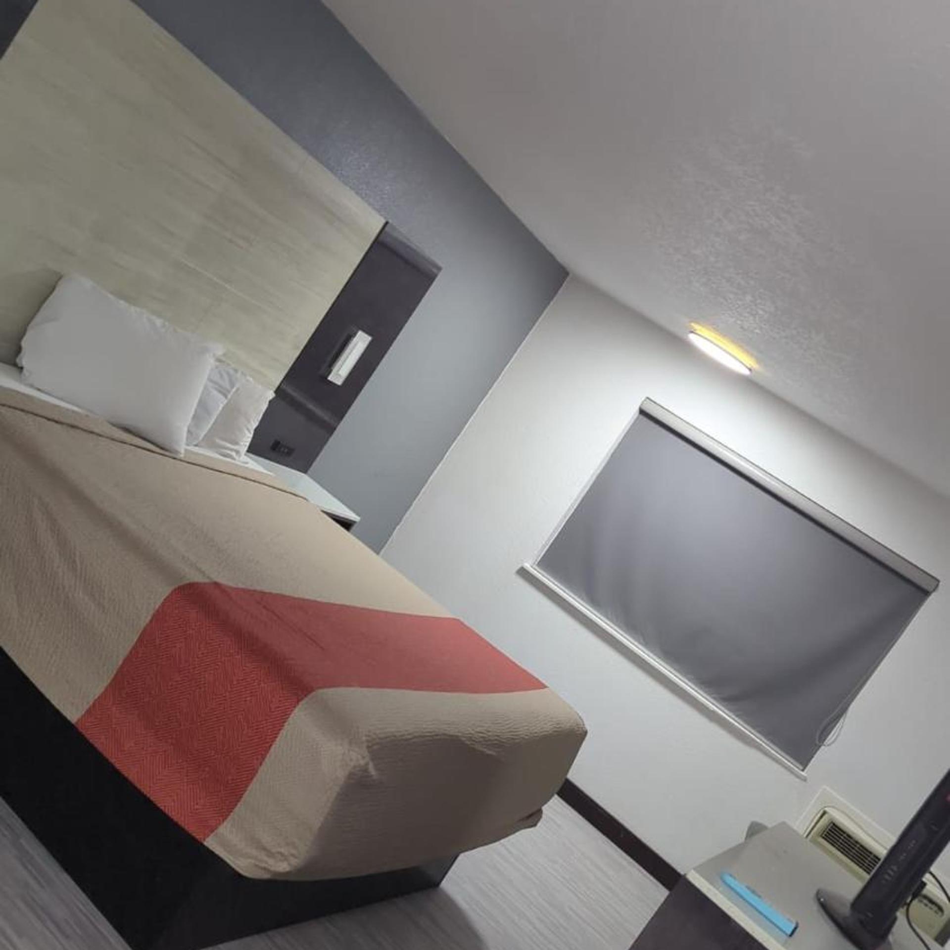 Evergreen Inn Suites Portland 13/48