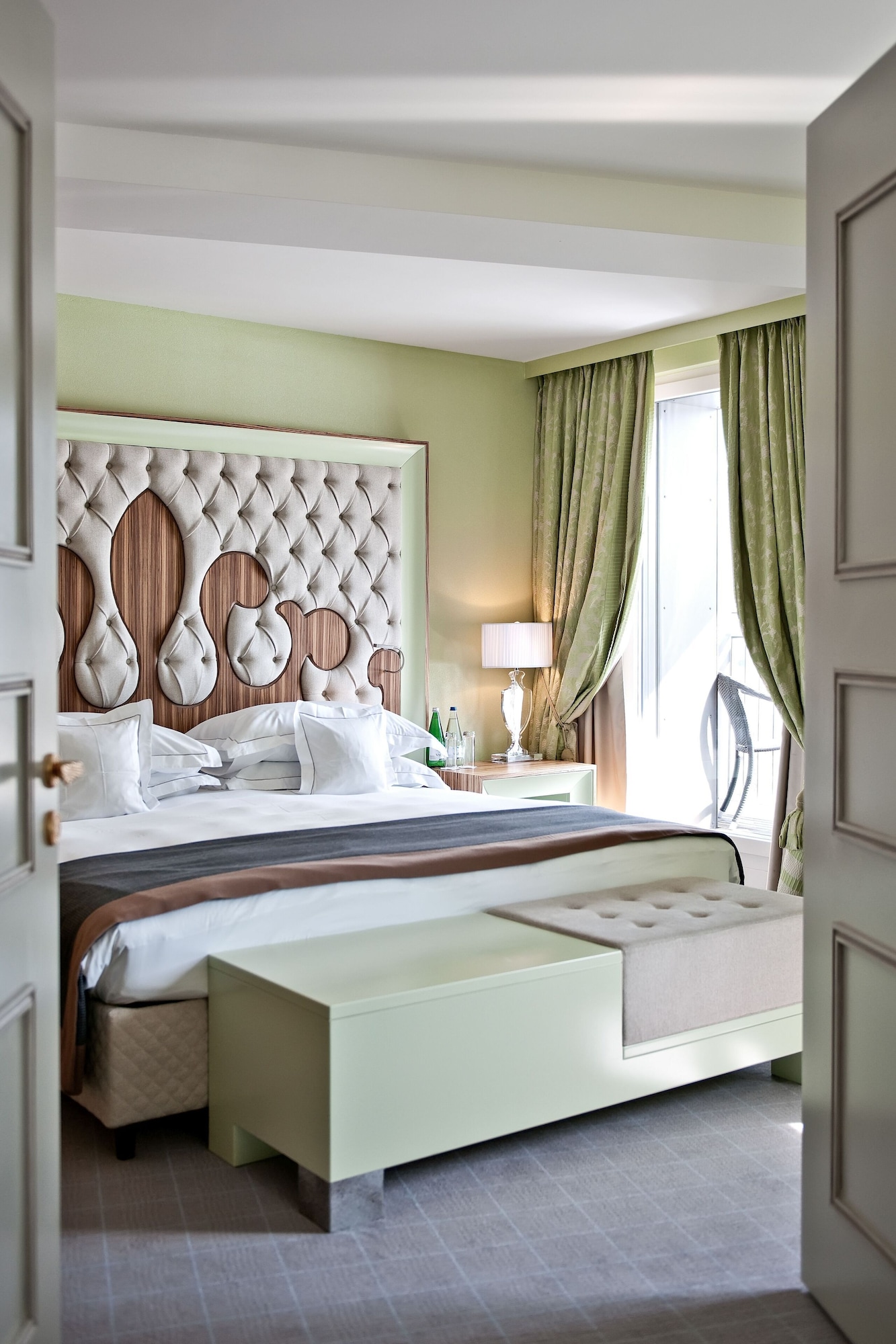 Grand, Suite, King Bed, Lake View, Sofa