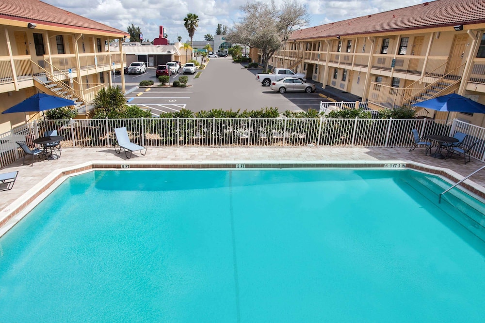 Baymont by Wyndham Fort Myers Central 22/27