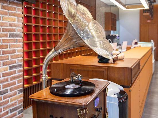 James Joyce Coffetel Hotel (Jinan West Railway Station Convention and Exhibition Center) 47/47