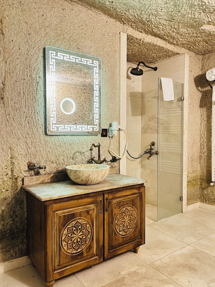 Caftan Cave Suites 7/49