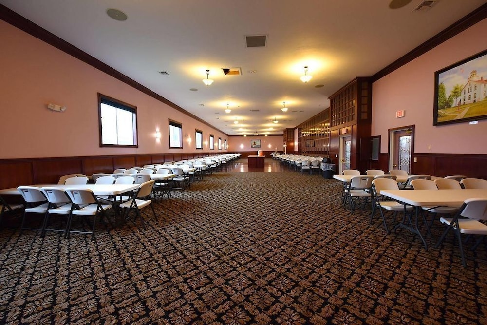 Mackinaw Beach & Bay Inn & Suites 29/51