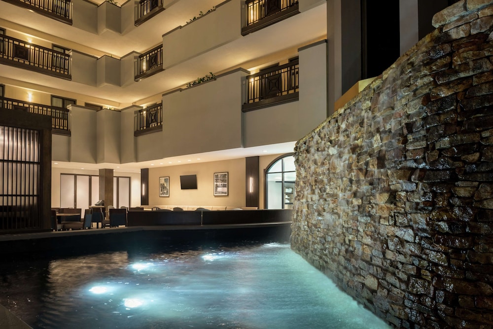 Embassy Suites By Hilton Atlanta Alpharetta 30/82