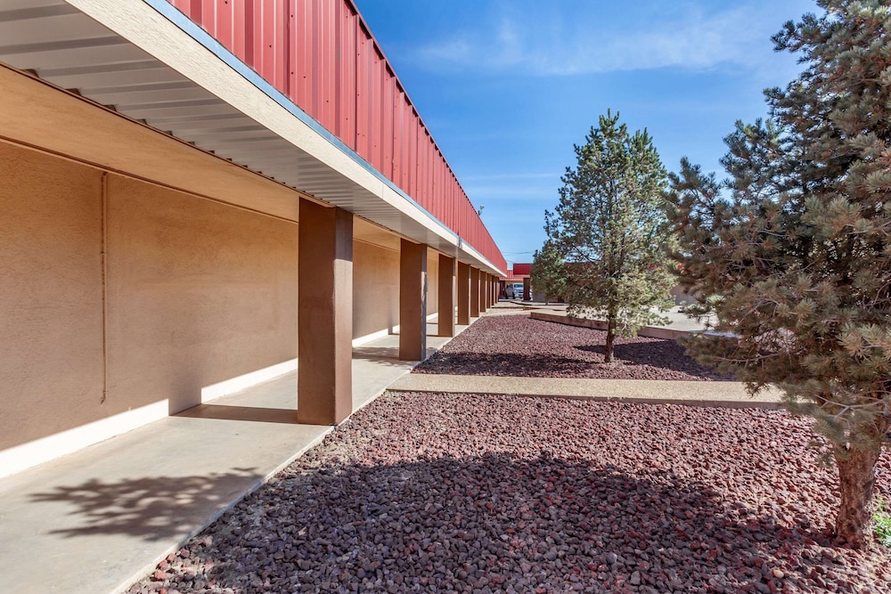 Econo Lodge Clovis 33/58