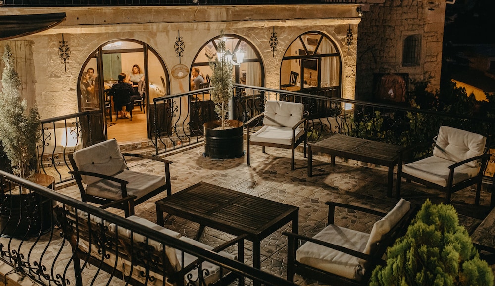 Helios Cave Hotel 40/50
