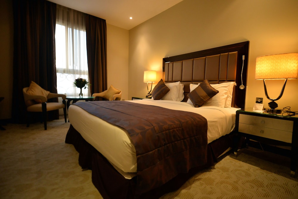 Strato Hotel By Warwick 6/28