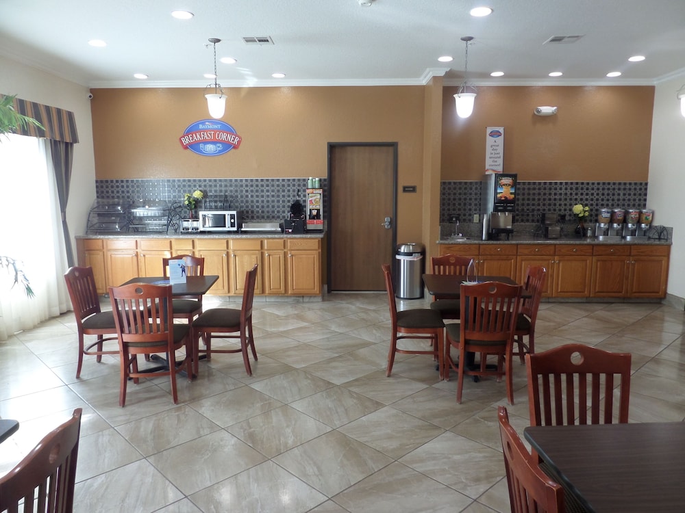 Baymont by Wyndham Pearsall 25/33