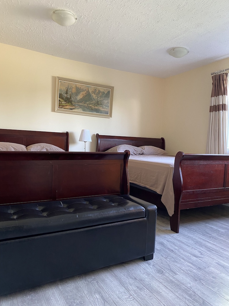 YVR Vickies Bed and Breakfast 33/57