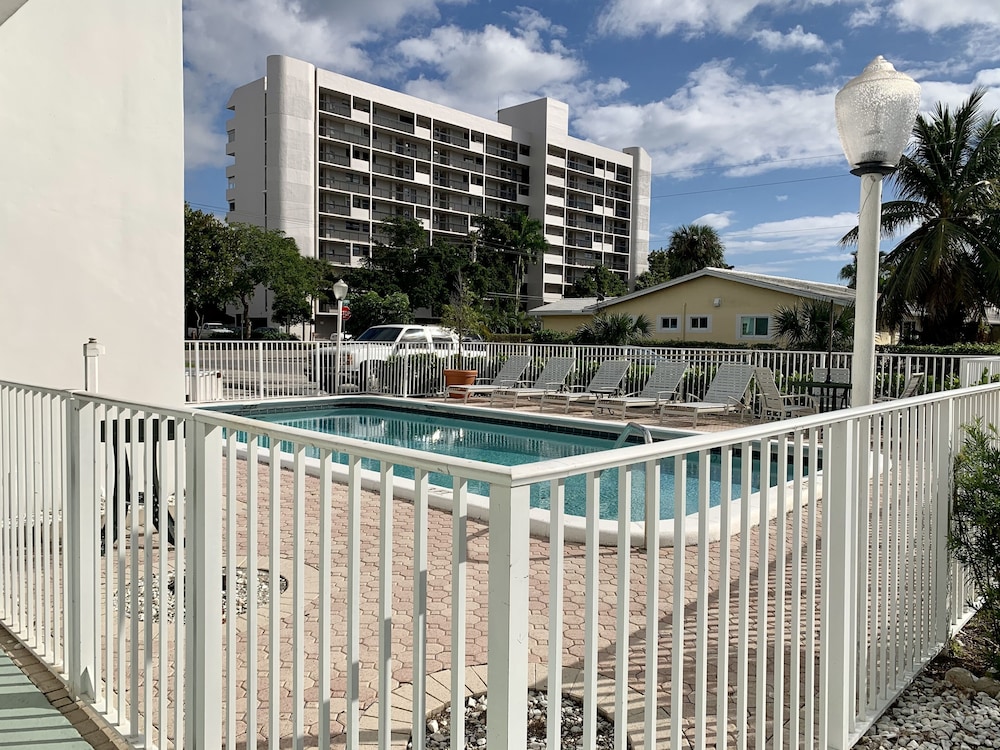 Bayview Regency Apartments By Lowkl 3/50