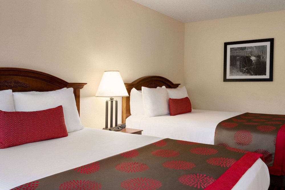 Ramada By Wyndham Pigeon Forge North 16/57