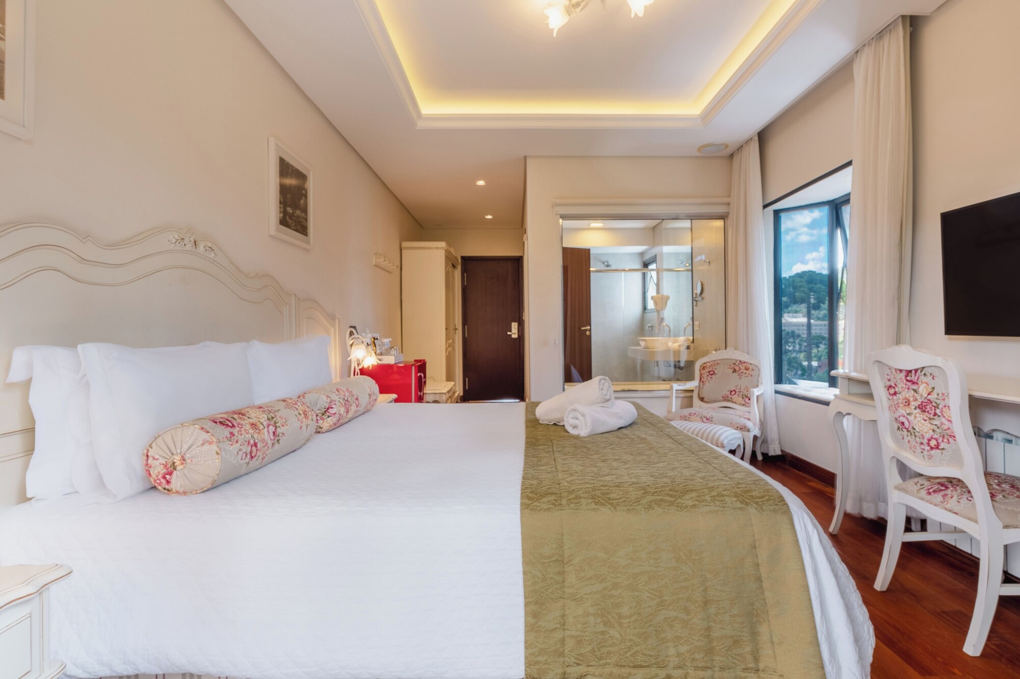 DELUXE, KING BED, JETTED TUB
