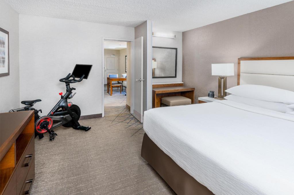 2 Rooms, Suite, King Bed, Mountain View, Peloton