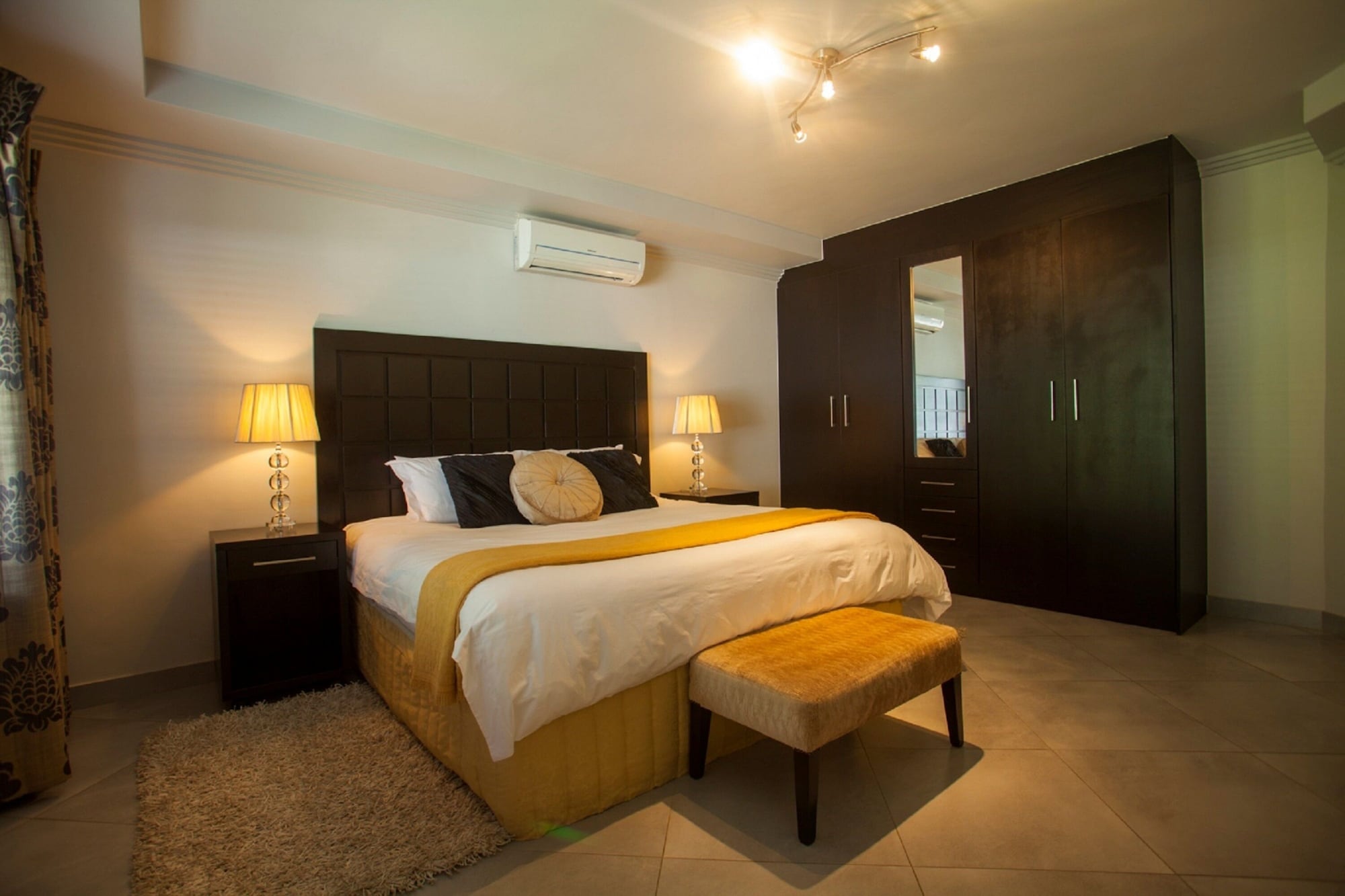 SEMI ROOM, EXECUTIVE