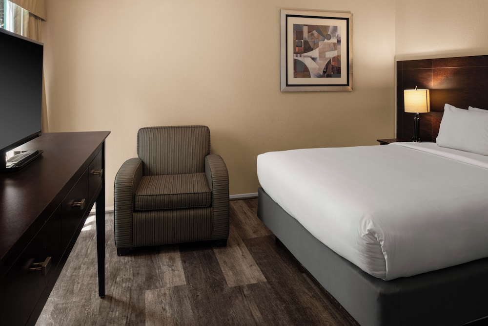 DELUXE, 3 QUEEN BEDS