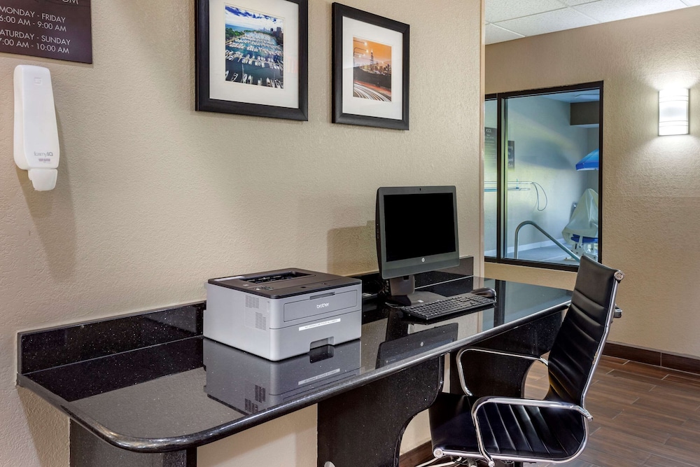Comfort Inn and Suites North Aurora Naperville 34/50