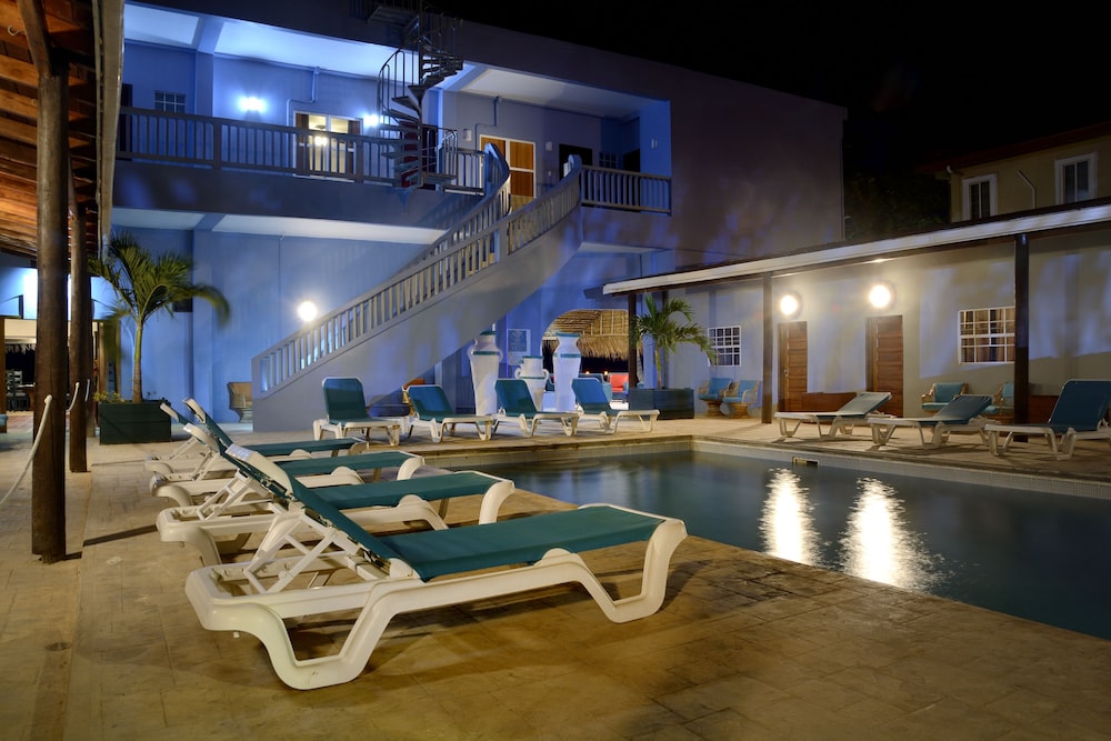 Parrot Cove Lodge 38/72