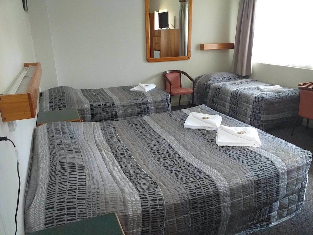 BUCKETTS WAY MOTEL 5/33