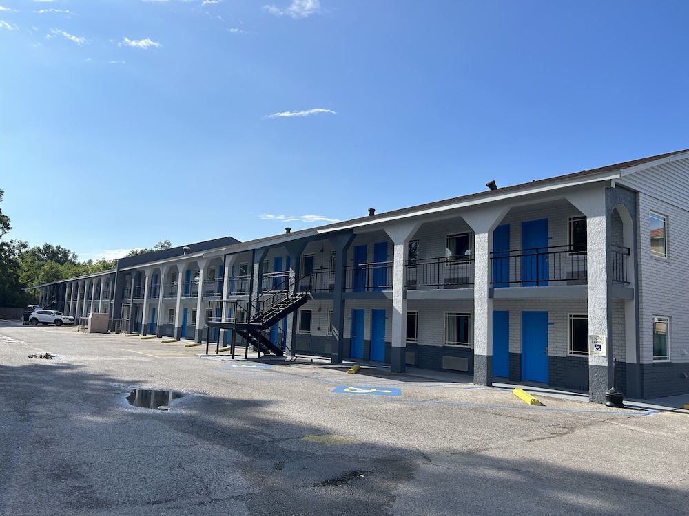 OYO Blue Star Inn 53/65