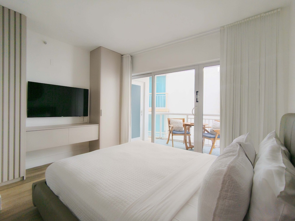 2 BEDROOMS, BALCONY