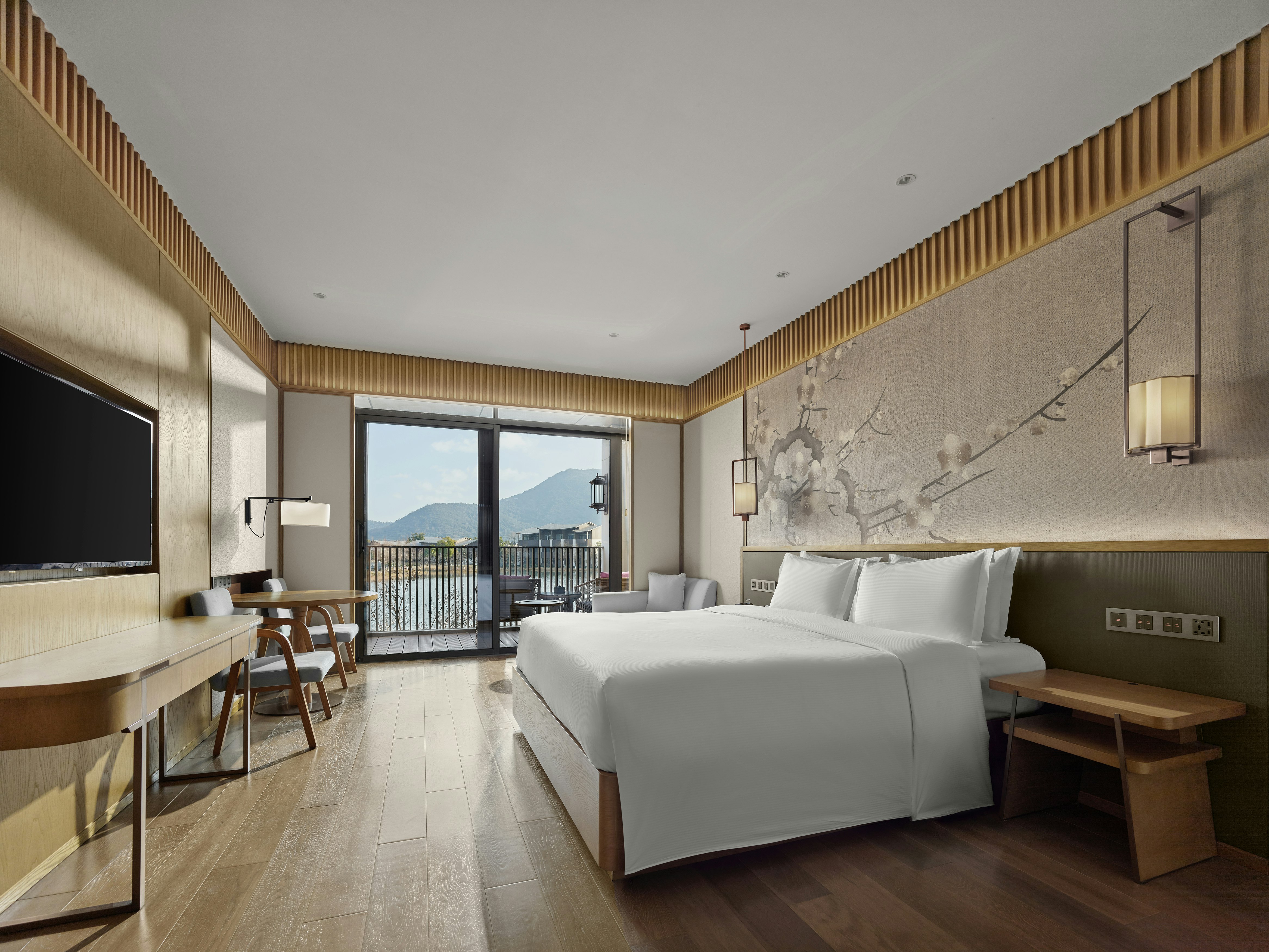 Deluxe, King Bed, Lake View