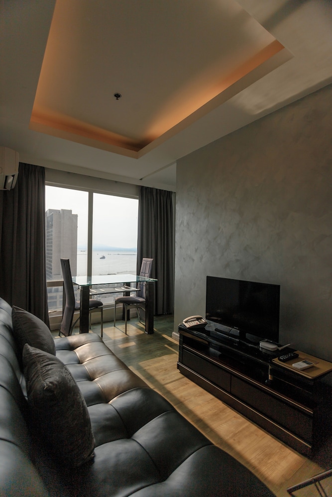 Regency Grand Suites 46/66