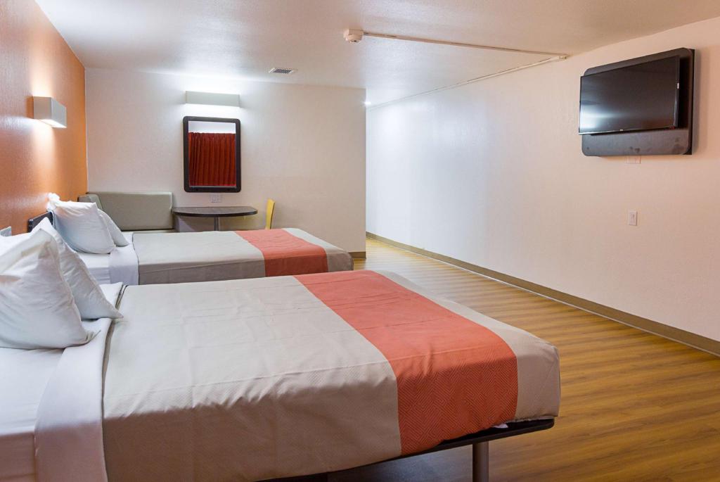 2 Queen Beds - Non-Smoking, Micfridge