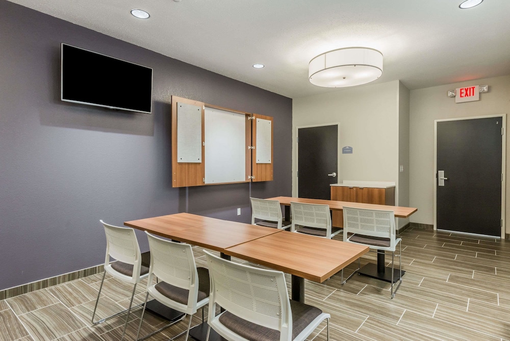 Microtel Inn and Suites By Wyndham Altoona 21/27