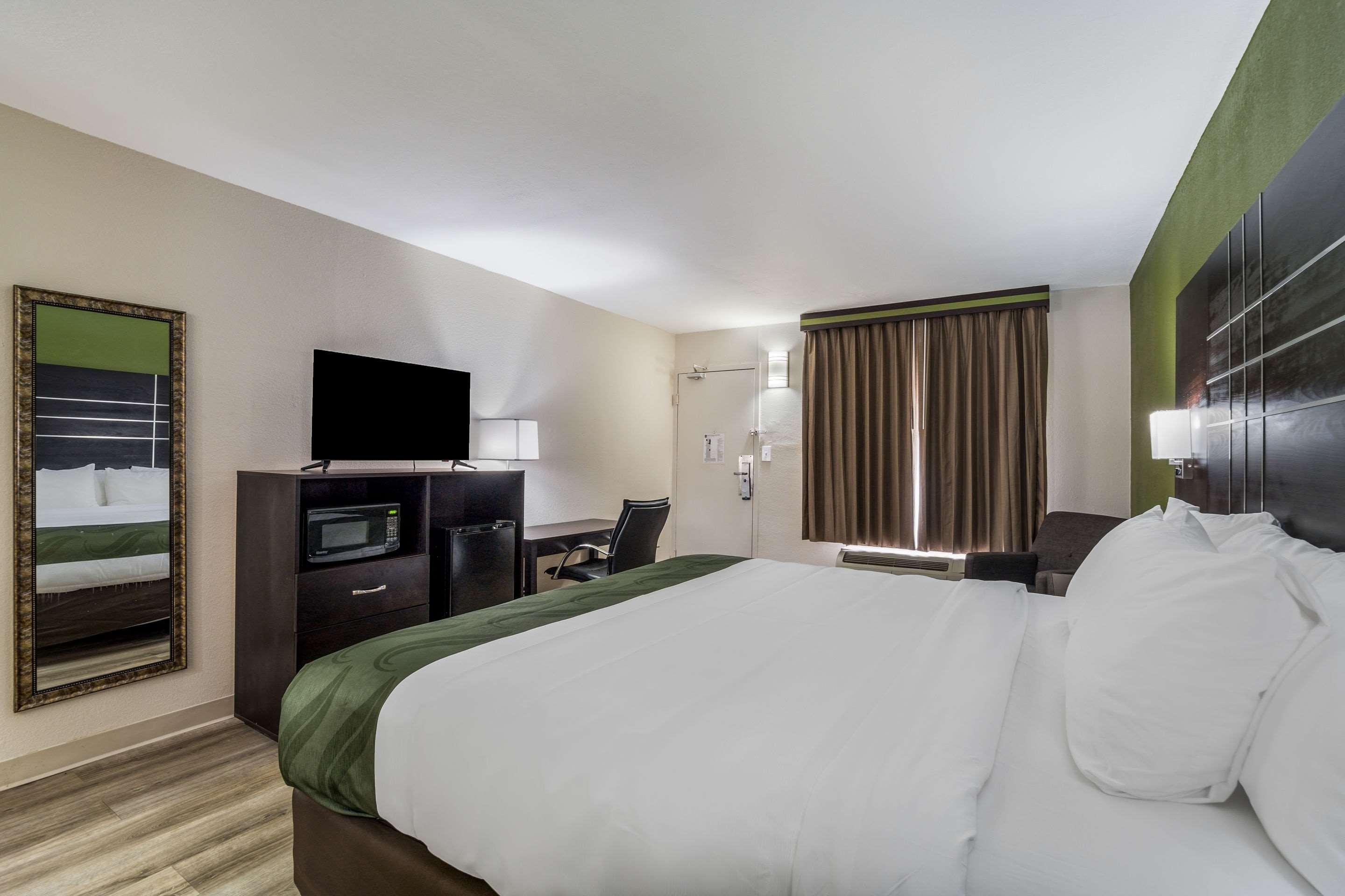 ROOM, KING BED