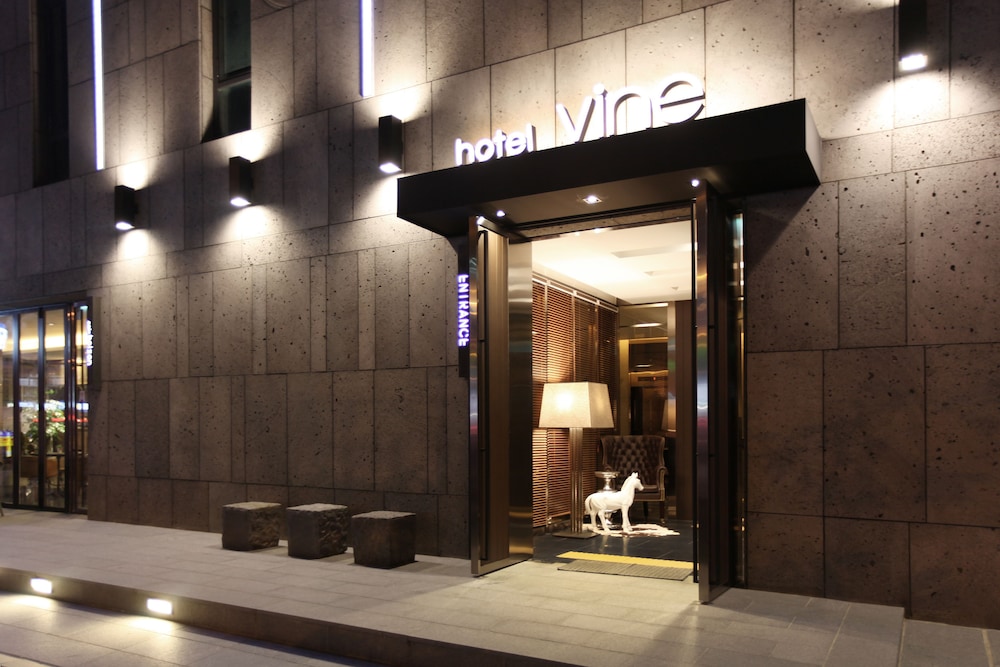 Vine Hotel 9/50