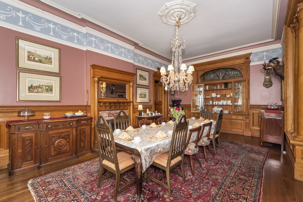 Chateau Tivoli Bed and Breakfast 5/50